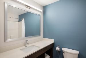 Koupelna v ubytování WoodSpring Suites Austin Central
