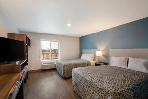 Postel nebo postele na pokoji v ubytování WoodSpring Suites Austin Central