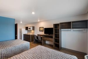 Postel nebo postele na pokoji v ubytování WoodSpring Suites Austin Central