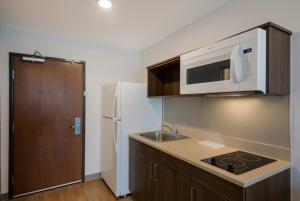 Kuchyň nebo kuchyňský kout v ubytování WoodSpring Suites Austin Central