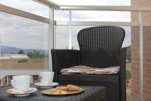einen Tisch mit Keksen und zwei Tassen auf einem Stuhl in der Unterkunft El Racó de Yleth in Deltebre