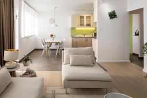 杜基拉特的住宿－Apartment Nova 4*，客厅配有沙发和桌子