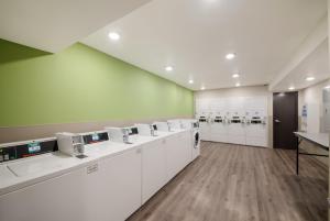 Kuchyň nebo kuchyňský kout v ubytování WoodSpring Suites Austin Central