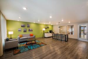 un soggiorno con divano e tavolo di WoodSpring Suites Austin Central ad Austin