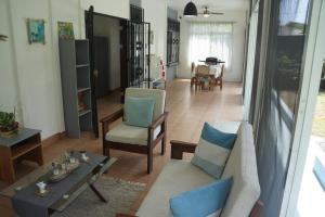 Khu vực ghế ngồi tại Spacious and relaxing property.