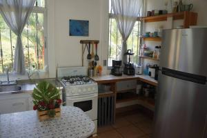 eine Küche mit einem Kühlschrank und einem Herd Top-Backofen in der Unterkunft Spacious and relaxing property. in Ojochal