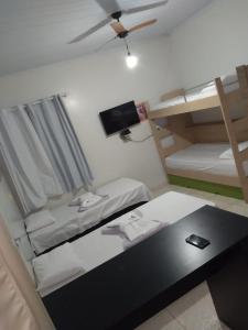 Łóżko lub łóżka piętrowe w pokoju w obiekcie Mambaí Inn