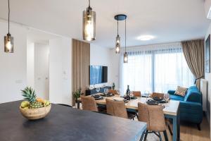 una sala da pranzo e un soggiorno con tavolo e sedie. di Premium Residence Ventus Rosa - Bora Penthouse a Zara (Zadar)