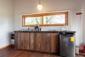 cocina con encimera de madera y ventana en El Aile San Simón, en Valle de Bravo