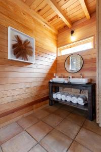 baño con lavabo en una pared de madera en El Aile San Simón, en Valle de Bravo