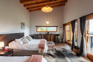 1 dormitorio con 1 cama grande y 1 mesa en El Aile San Simón en Valle de Bravo