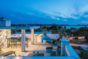 vista su una casa con patio e piscina di Premium Residence Ventus Rosa - Bora Penthouse a Zara (Zadar)