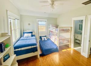 1 dormitorio con cama y estante para libros en Paradise, en Southport
