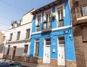 un edificio azul y blanco en una calle en Casa Alicantina, en Alicante