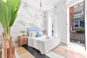 1 dormitorio con 1 cama en una habitación con pared en Casa Alicantina, en Alicante