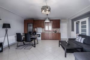 ein Wohnzimmer mit einem Sofa und einem Tisch in der Unterkunft Luxury Beach House in Volos