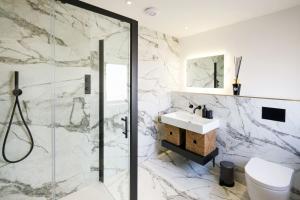ブラックバーンにあるArchstone Houseのシャワーと洗面台付きのバスルーム +41枚の写真