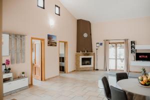 Η κουζίνα ή μικρή κουζίνα στο Trullo Della Murgia - Villa +17 φωτογραφίες