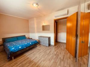 - une chambre avec un lit et du parquet dans l'établissement Stephane Residence, à Côme