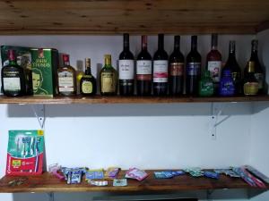 - un bouquet de bouteilles de vin assises sur une étagère dans l'établissement Hostal Agroturistico Guadalupe, à Saboyá