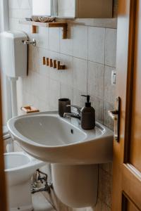 een badkamer met een wastafel en een toilet bij Trullo Della Murgia - Villa in Castel del Monte