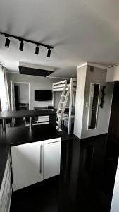 een keuken met witte kasten en een trap in een kamer bij Apartament Festiwalowy in Opole