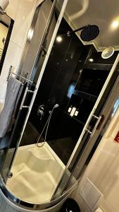 een badkamer met een wastafel en een spiegel bij Apartament Festiwalowy in Opole