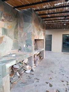 Habitación con pared de piedra y banco en vistalbaloft en Luján de Cuyo