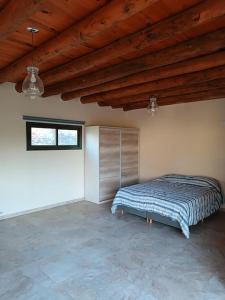 ルハン・デ・クージョにあるvistalbaloftの木製の天井が特徴のベッドルーム1室(ベッド1台付)