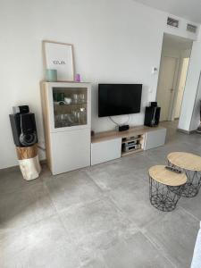 TV a/nebo společenská místnost v ubytování Apartamento Mar Jonica