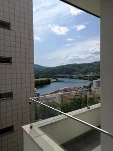 einen Blick auf den Fluss vom Balkon eines Gebäudes in der Unterkunft Casa do Alfaiate - Douro in Peso da Régua