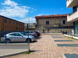 un estacionamiento con autos estacionados al lado de un edificio en Stephane Residence, en Como