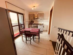- une cuisine et une salle à manger avec une table et des chaises dans l'établissement Stephane Residence, à Côme