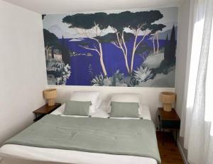 Appartement d'exception, vue Saint-Tropez في سانت تروبيز: غرفة نوم بسرير مع لوحة على الحائط