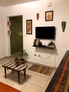 TV a/nebo společenská místnost v ubytování Bienvenido a Café y Vino