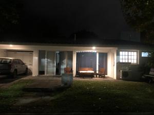 una casa con un banco en el patio por la noche en Mesonada en Federación