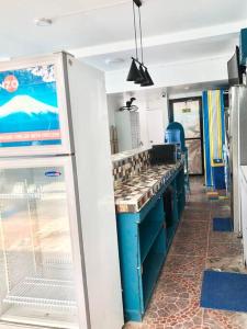 cocina con encimera y fogones horno superior en ANGZIA Private Pool & Resort Calamba, en Calambá
