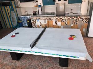 Una mesa en una cocina con un cuchillo. en ANGZIA Private Pool & Resort Calamba, en Calambá