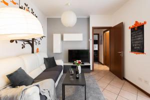 uma sala de estar com um sofá e uma mesa em [Strategico Rho Fiera-Milano] Vanzago Home Deluxe em Vanzago