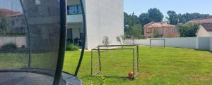 vista su un cortile con un goal di calcio di Villa Ulika a Fažana