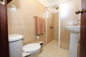 La salle de bains est pourvue de toilettes, d'un lavabo et d'une douche. dans l'établissement Hotel Casa Autora 40, à Guanajuato