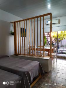 1 Schlafzimmer mit einem Bett und einem Balkon mit einem Tisch in der Unterkunft AxD Tresandi in General Pico