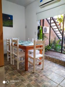 comedor con mesa de madera y sillas en AxD Tresandi en General Pico