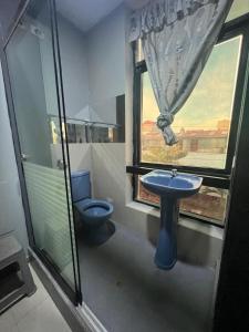 A bathroom at Adrian´s Hotel