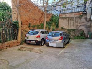 dois carros estacionados um ao lado do outro num parque de estacionamento em Kelly's home sweet home em Tessalônica