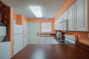 Köök või kööginurk majutusasutuses Lani Kai 103 by Vacation Homes Collection