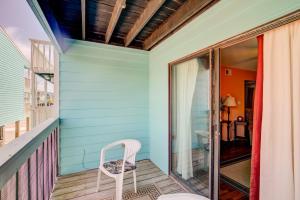 Rõdu või terrass majutusasutuses Lani Kai 103 by Vacation Homes Collection