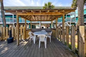 Rõdu või terrass majutusasutuses Lani Kai 103 by Vacation Homes Collection