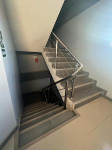 プカルパにあるAdrian´s Hotelの建物内の金属製の手すり付きの階段