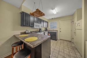 Kuchyň nebo kuchyňský kout v ubytování Lani Kai 231 by Vacation Homes Collection